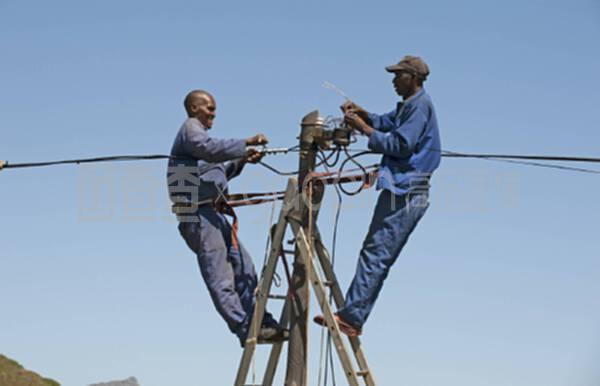 高空守護者 電話工程師的電線桿作業與信息咨詢服務
